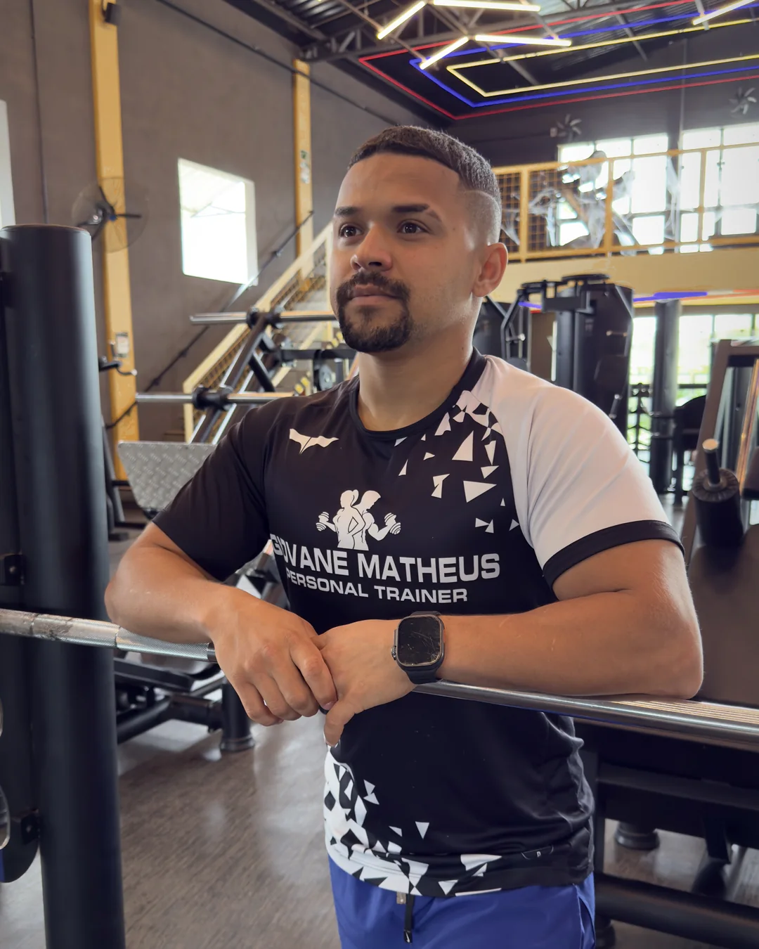 Giovane Matheus, personal trainer, na academia